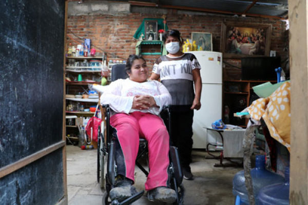 Beneficia SEDIF con silla de ruedas PCA a joven con parálisis cerebral