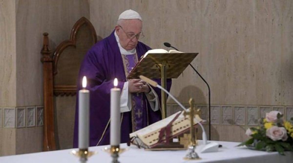 Pide el Papa Francisco orar por las familias con dificultades económicas a consecuencia del coronavirus 19.  