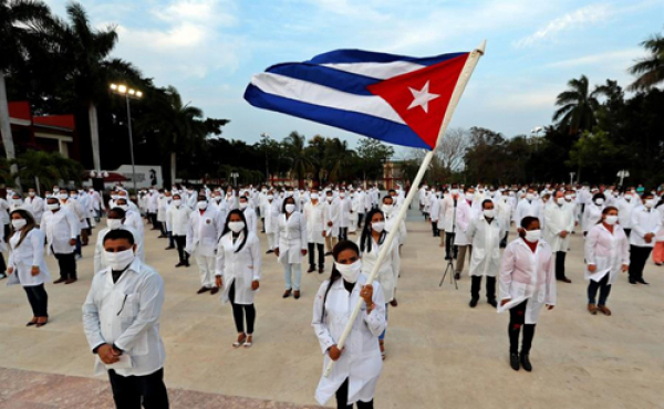 Trato preferencial se da en México a médicos y enfermeras cubanos, discriminando a galenos mexicanos.