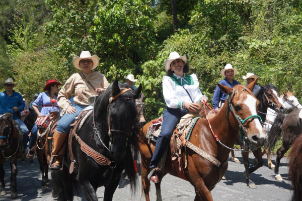 Diputada Guadalupe Vargas participa en cabalgata de Xicotepec