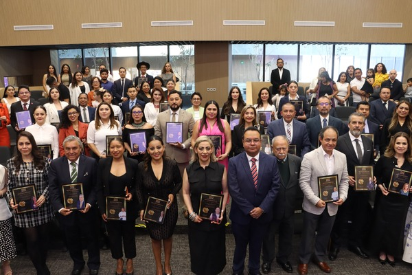 Realizan entrega de reconocimientos “Poder 2026”