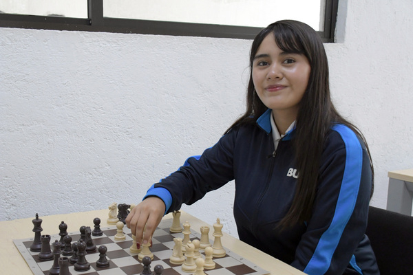 Obtiene alumna BUAP medalla de plata en ajedrez