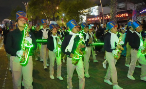 Ni&ntilde;os y grandes disfrutan del desfile de los Reyes Magos
