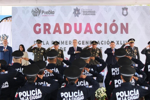 El edil Pepe Chedraui felicita a los futuros cadetes de la SSC