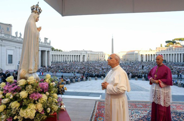 María no sustituye a Cristo, sino que conduce a Él