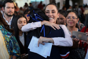 Niños y adolescentes de Celaya recibieron sus becas