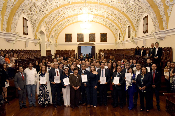BUAP gradúa en diplomado administrativo