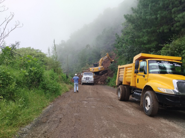 Intervienen carretera bloqueada por derrumbe en Naupan