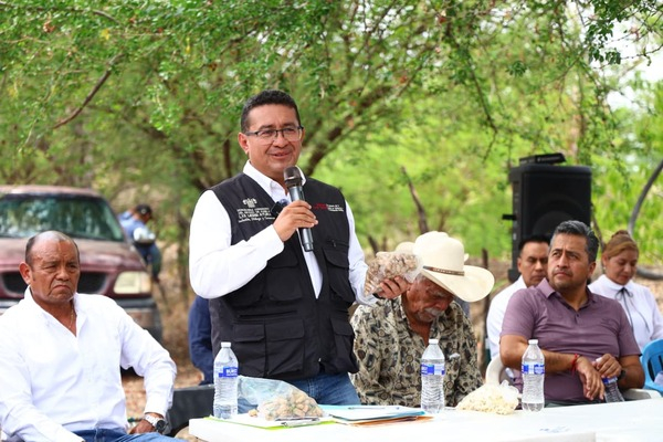 Pável Gaspar escucha a comunidades de Huehuetlán