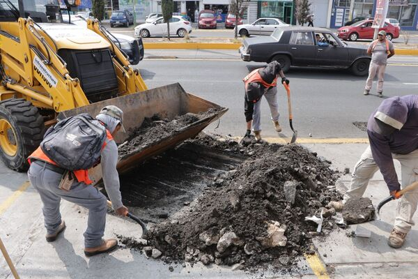 Infraestructura realiza mantenimiento en Bulevar Atlixco