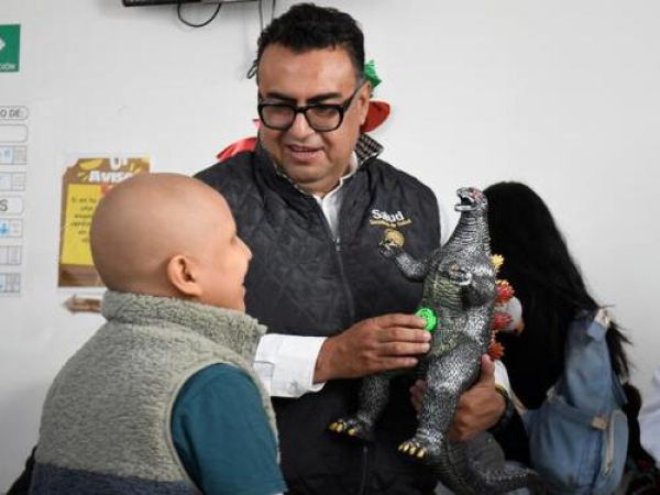Reyes Magos visitan hospitales de Puebla
