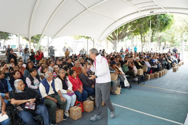 DIF de Puebla Capital entrega apoyos en Analco