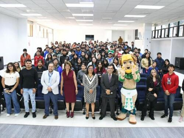UTH fortalece vínculo con estudiantes y familias