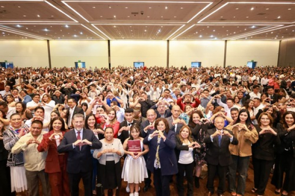 Boda comunitaria une a m&aacute;s de 1,700 parejas