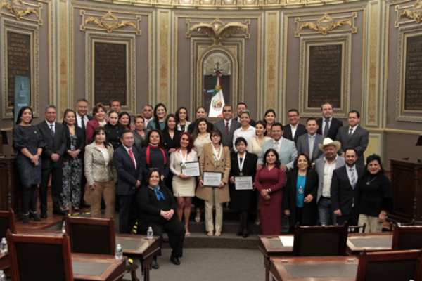 El Congreso de Puebla entrega la medalla &quot;Ángeles Espinoza Yglesias&quot;