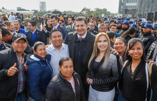 Entregan 111 vehículos a instituciones de seguridad