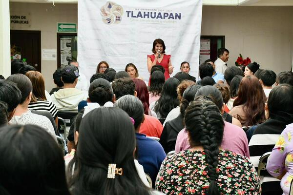 UTH y Tlahuapan reparten becas escolares
