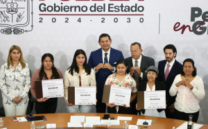 Migrantes Emprenden reciben cheques para que generen empleo
