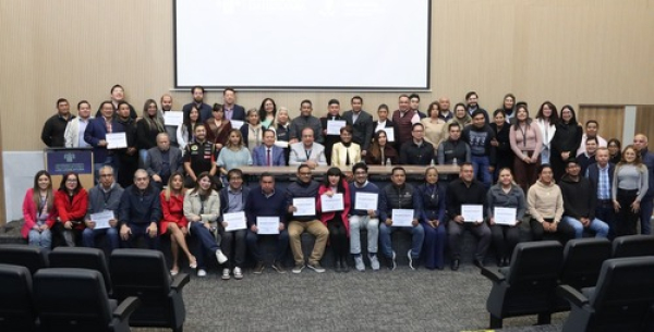 Reconocen a 49 servidores p&uacute;blicos del Congreso