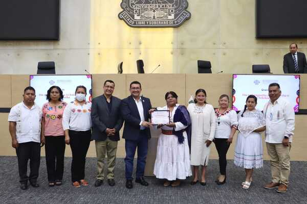 Congreso reconoce a docentes de lenguas indígenas