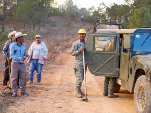 Contin&uacute;a combate contra incendio en Vicente Guerrero