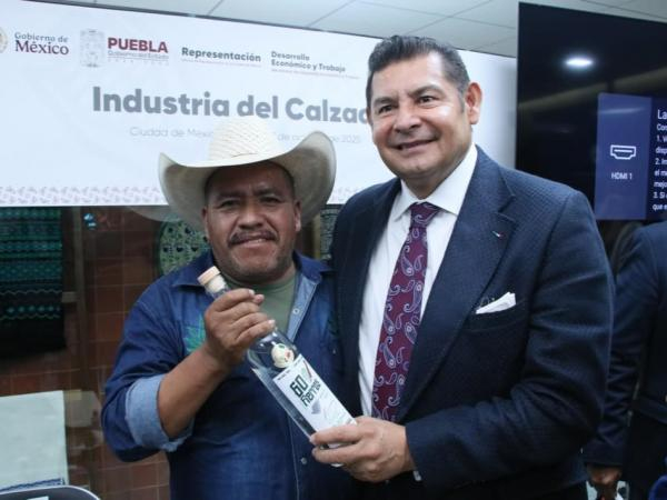 Mezcal poblano destaca en Spirits: Armenta