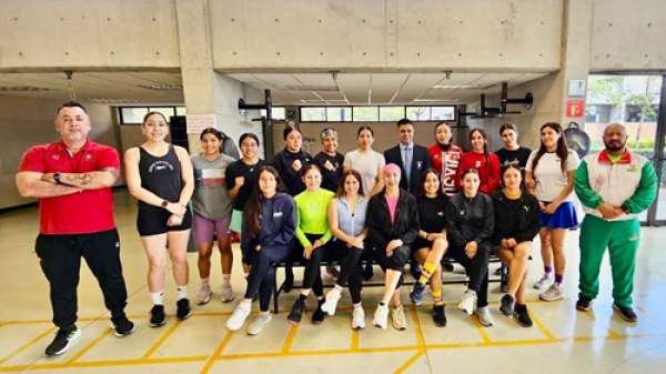 Antonio Rico al campeonato mundial de boxeo femenil como entrenador