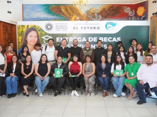 UTH: Estudiantes destacados reciben becas