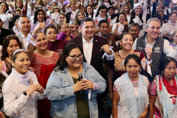 Puebla primer estado en crear la red de Mujeres Tejedoras de la Patria