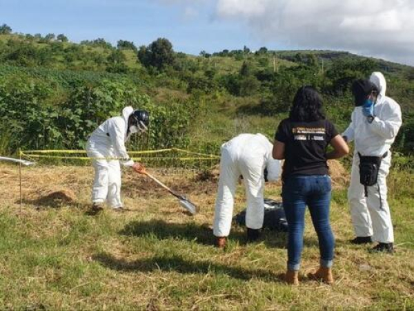 Puebla participa en exhumación de canino en Malacatepec