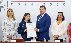Reconoce el gobernador Armenta a la nadadora Dania Ximena Aguirre