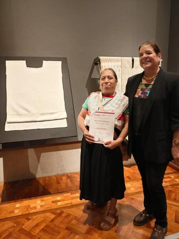 Artesana de Naupan gana premio nacional de textiles