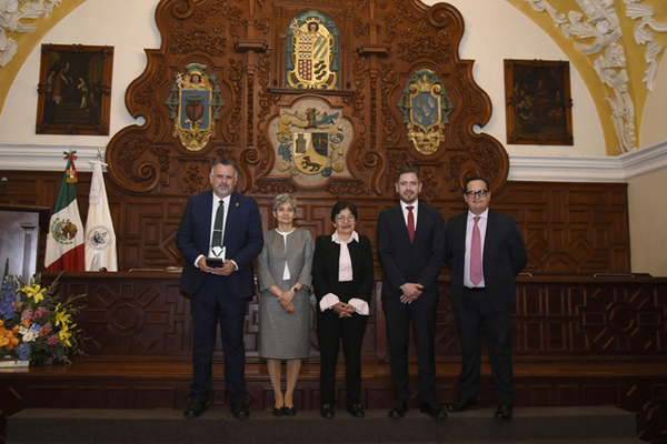 Rector de UABC recibe presea “Dr. Jorge Carpizo”