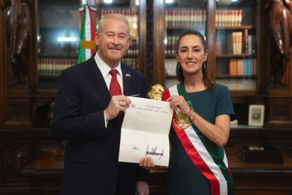 Recibe Sheinbaum cartas credenciales de embajadores