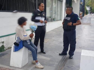 Policía Auxiliar resguarda a menor extraviada en Puebla