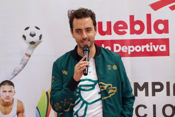 Marcos Madrid inspira a jóvenes tenimesistas en Puebla