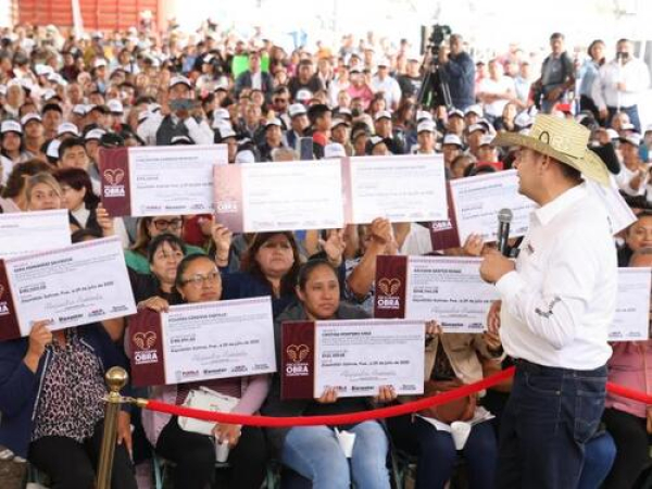 Alejandro Armenta entrega apoyos a productores de Tehuacán y Sierra Negra