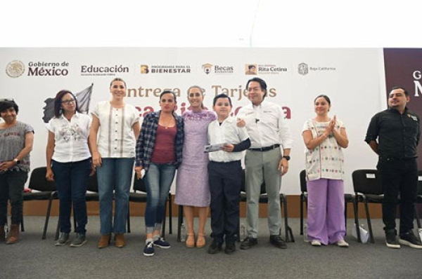 La Presidenta Sheinbaum entrega en Tijuana, becas para uniformes y útiles escolares