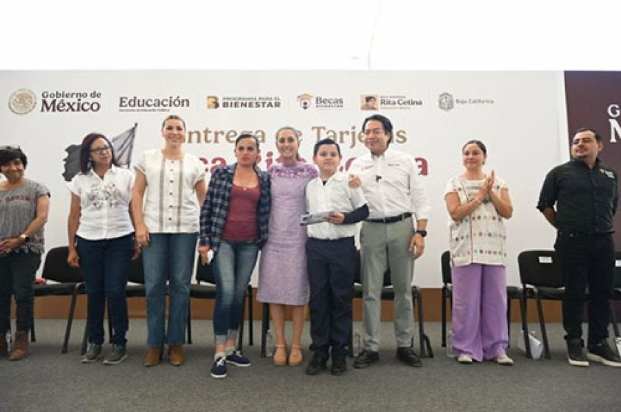 La Presidenta Sheinbaum entrega en Tijuana, becas para uniformes y útiles escolares