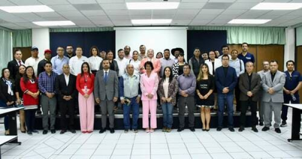 UTH analiza inserción laboral de egresados