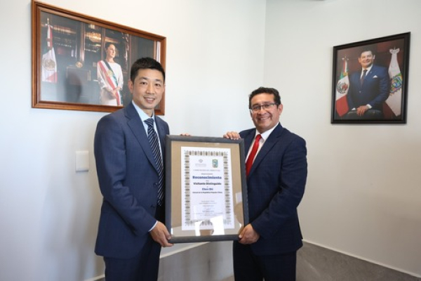 Pavel Gaspar y c&oacute;nsul de China se re&uacute;nen