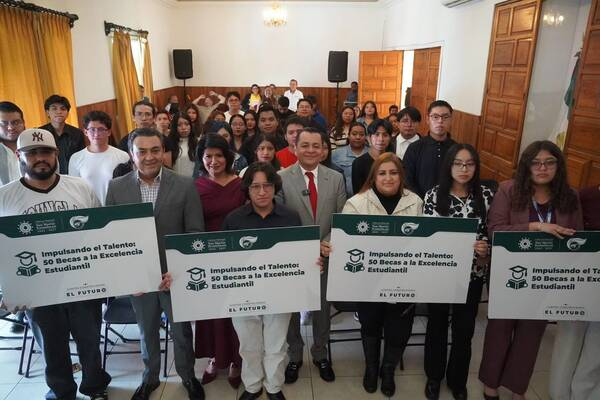 UTH y Texmelucan entregan becas a estudiantiles