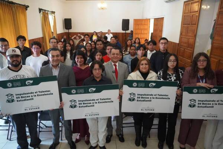 UTH y Texmelucan entregan becas a estudiantiles
