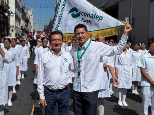 Conalep Puebla participa en desfile cívico
