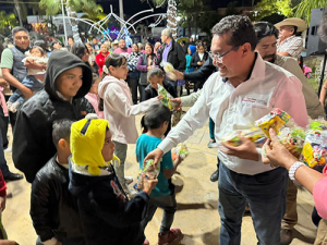 Pavel Gaspar convive con habitantes de la Mixteca Poblana