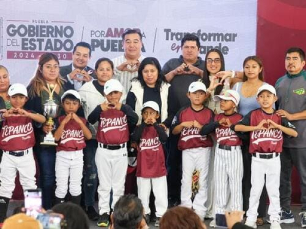 Puebla reconoce a campeones de béisbol infantil