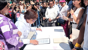 Estudiantes entregan pliego petitorio a la rectora de la BUAP