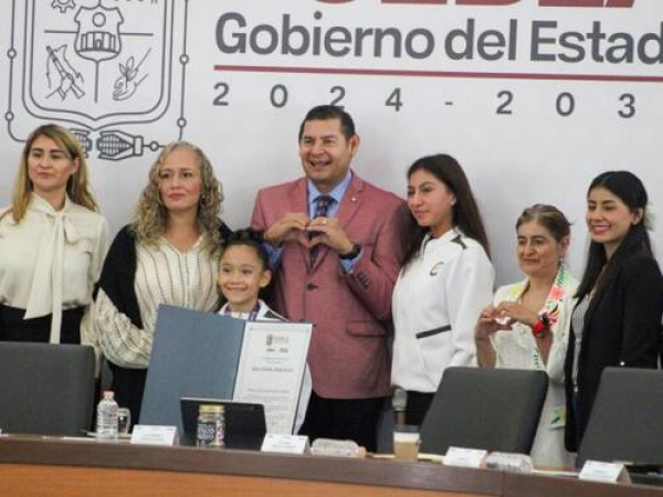Puebla reconoce a jóvenes por su excelencia deportiva y científica