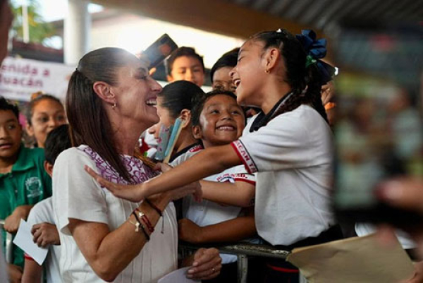 En Cunduacán, Presidenta Sheinbaum entrega tarjetas beca Rita Cetina