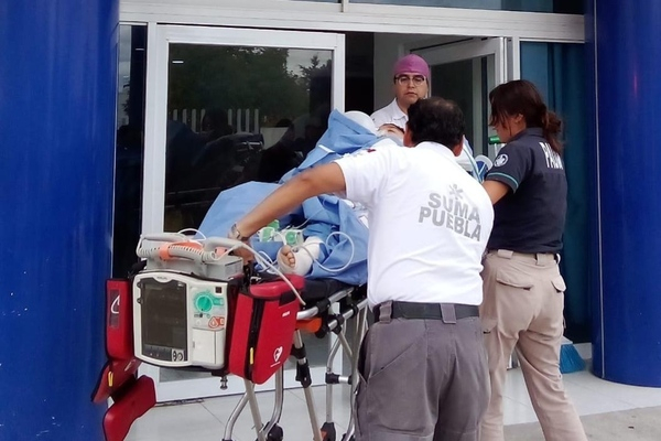 Mujer embarazada recibe apoyo médico vía aérea